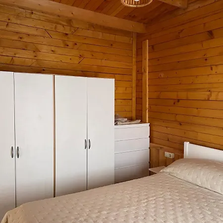 Agradable Mini Casa De Madera Con Jardín Amplio Chalet