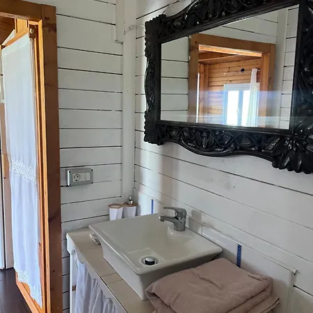 Agradable Mini Casa De Madera Con Jardín Amplio Chalet *