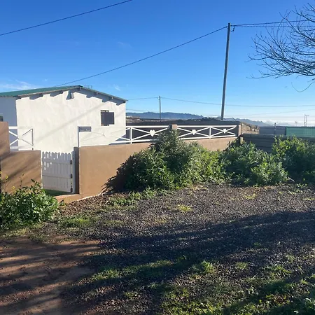 Agradable Mini Casa De Madera Con Jardín Amplio Chalet