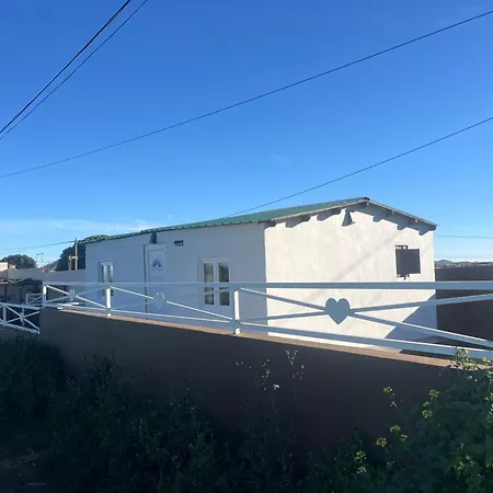 Chalet Agradable Mini Casa De Madera Con Jardín Amplio