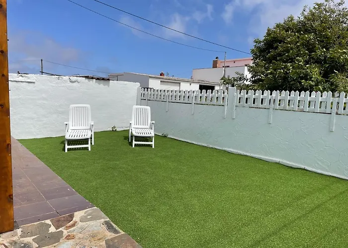 Agradable Mini Casa De Madera Con Jardin Amplio