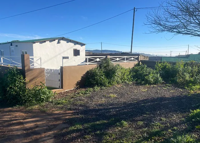 Agradable Mini Casa De Madera Con Jardin Amplio Шале