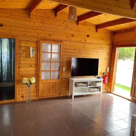 Agradable Mini Casa De Madera Con Jardín Amplio