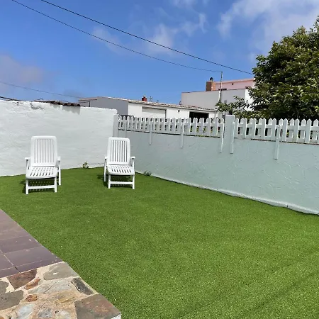 Agradable Mini Casa De Madera Con Jardín Amplio