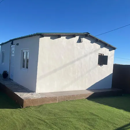 Agradable Mini Casa De Madera Con Jardin Amplio